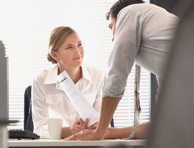 Ποια επαγγέλματα είναι πιθανότερο να συνευρεθούν με συνάδελφό τους;